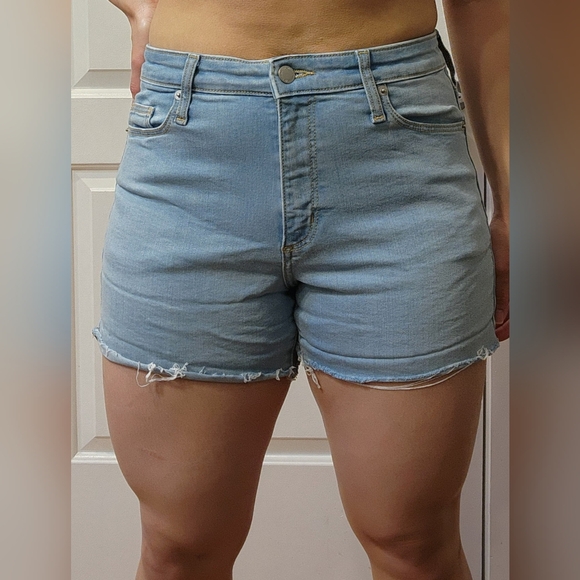 LIKE NEW Universal Thread Cut Off Denim Shorts - Picture 1 of 3